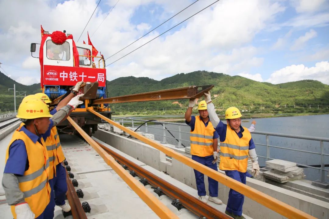 作業人員輔助長軌進入順坡小車