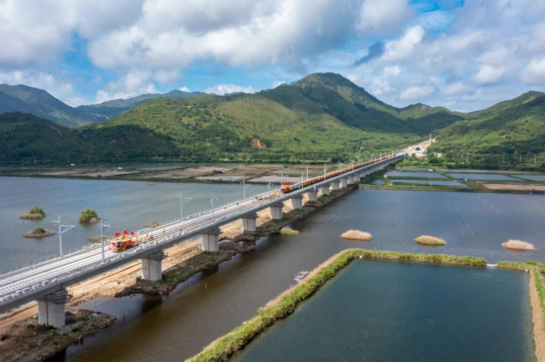汕汕高鐵鋪軌現場進行鋪軌作業