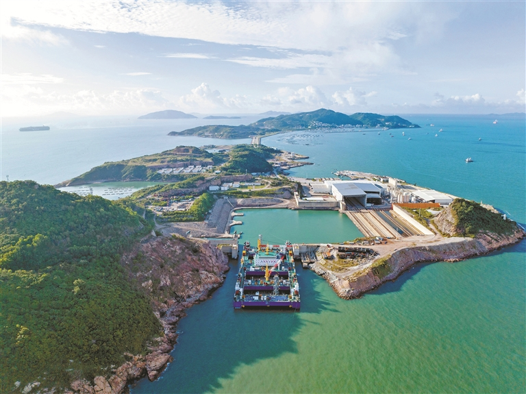 深中通道海底沉管隧道最后一個管節及最終接頭開始浮運