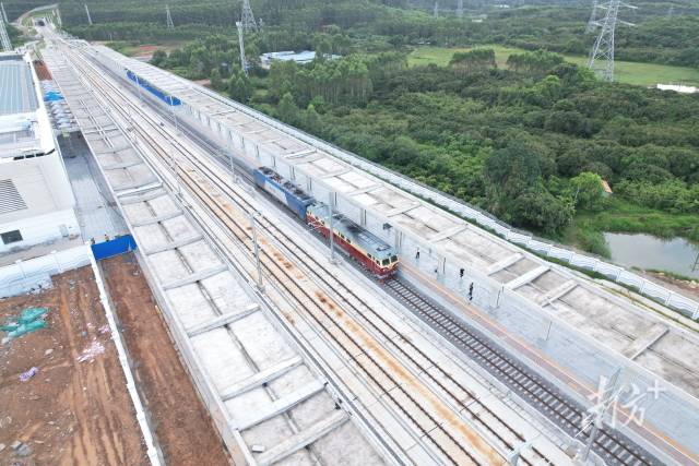 廣汕高鐵進(jìn)入列車運行試驗階段。