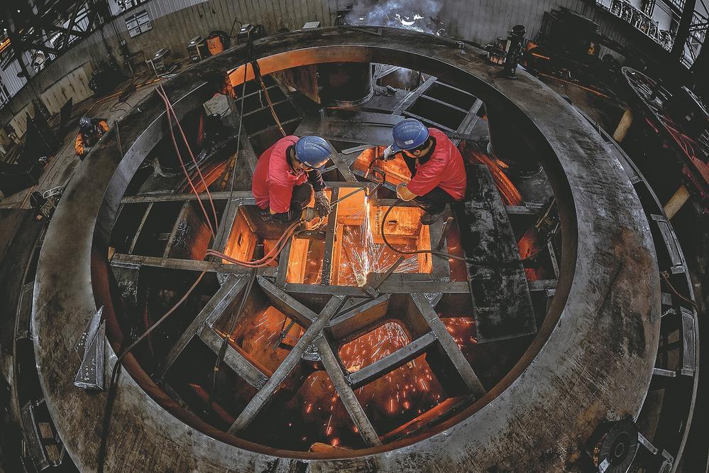 長春鐵建重工鉚焊工人正在對盾構機刀盤加工。