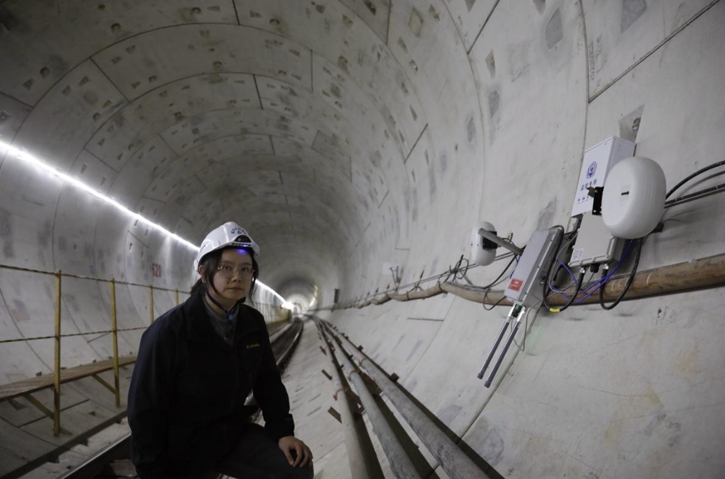 城發集團所屬市政集團隧道公司12號線1標項目總工董曉麗頭戴智能安全帽，檢查隧道施工情況。袁永華 攝.jpg