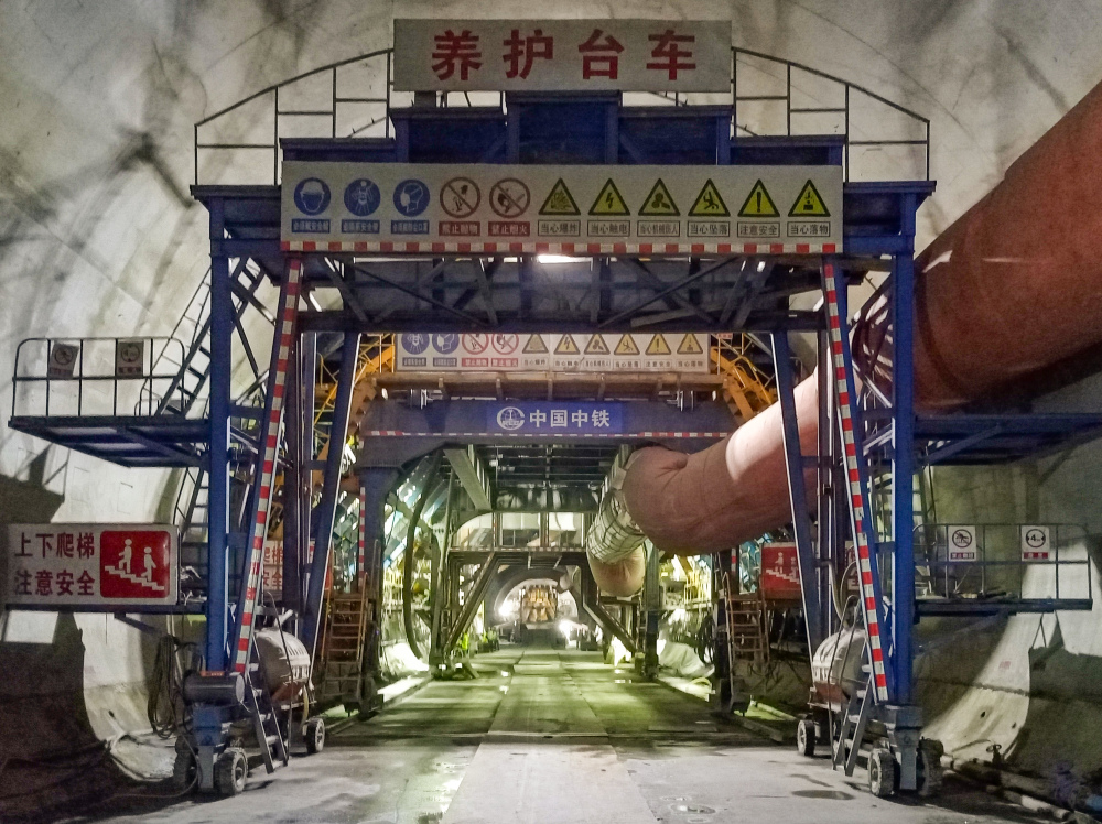 渝湘高鐵重慶至黔江段趙家坡二號隧道順利貫通2