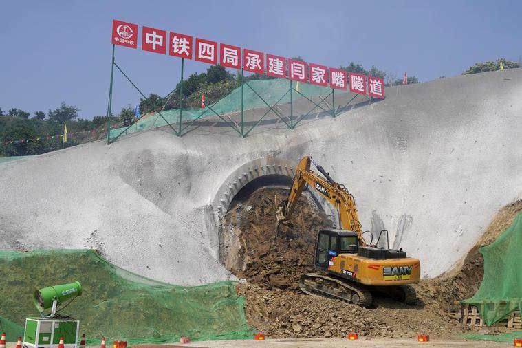湖南石門：陜煤鐵路專用線閆家嘴隧道進(jìn)洞施工